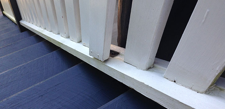 loose-unsafe-balustrade